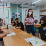 Aula experimental sendo ministrada por uma professora do Matriz unidade Caxias